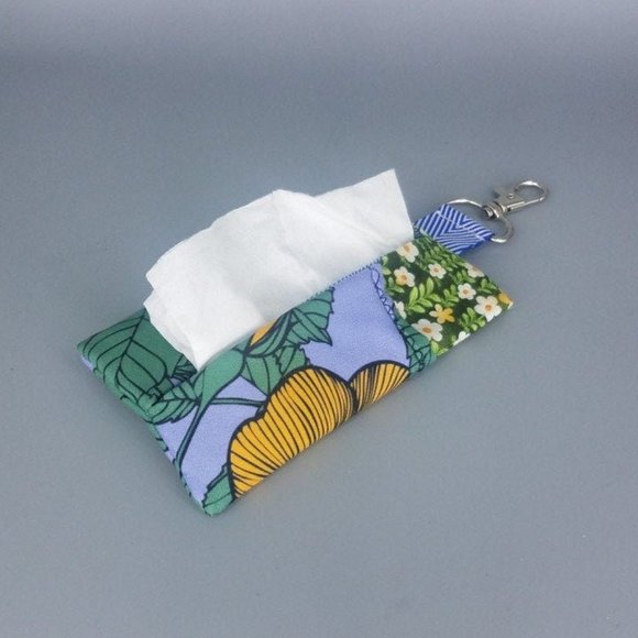 Vintage Flower Travel Tissue Holder Keychain - Picture 1 of 8